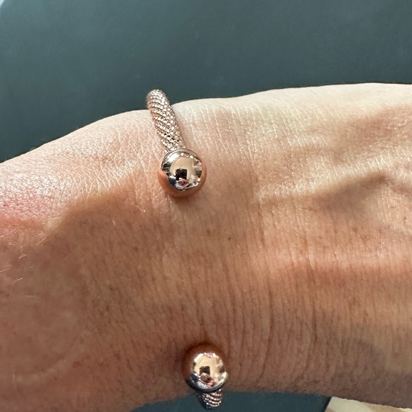 Textured single cuff bangle rose gold color - Picture 2 of 3